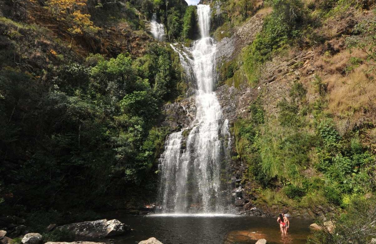 Uma das mais belas de Minas e próxima à Belo Horizonte, a cachoeira da Farofa fica dentro do Parque Nacional da Serra do Cipó, refúgio para quem deseja fugir da folia