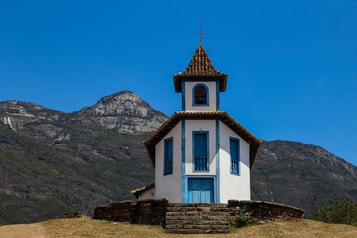  Capela Santa Quitéria diante da Cordilheira do Espinhaço, em Catas Altas 
      - Gustavo Djalma/Divulgação