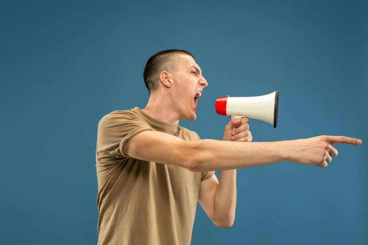 Falar alto demais pode ser sintoma da personalidade dramática; especialista explica condição