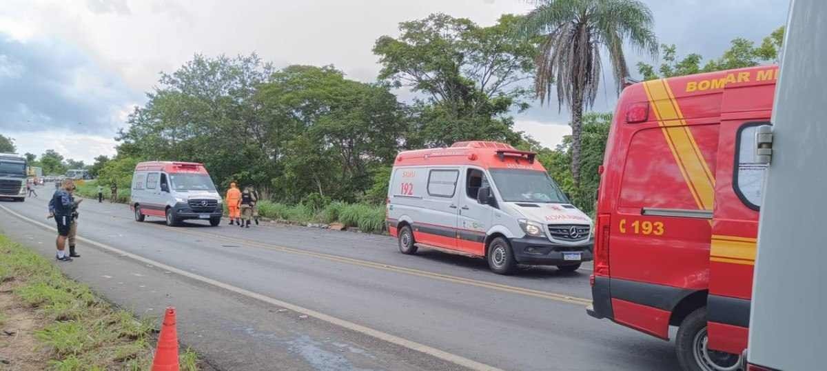 Sargento da PM morre em batida frontal entre ambulância e carro na BR-365 
