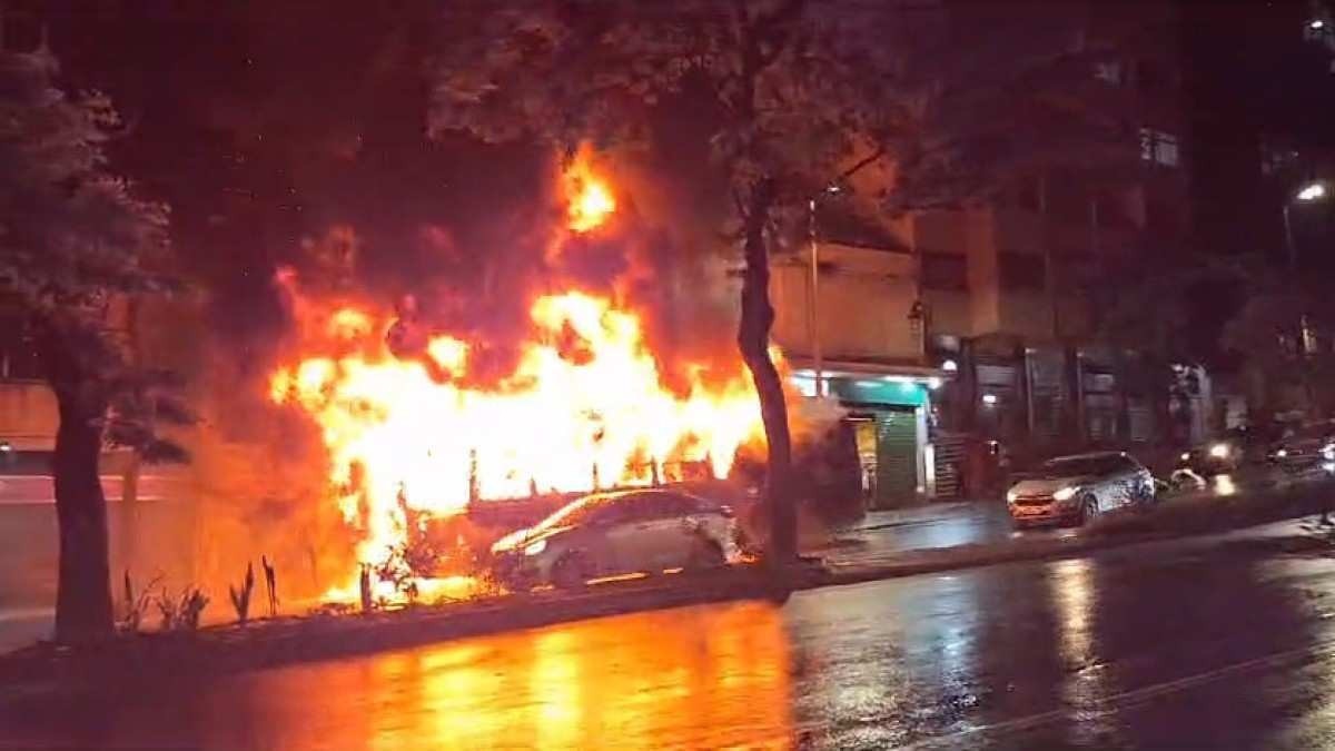 Ônibus pega fogo e fecha avenida no Centro de BH