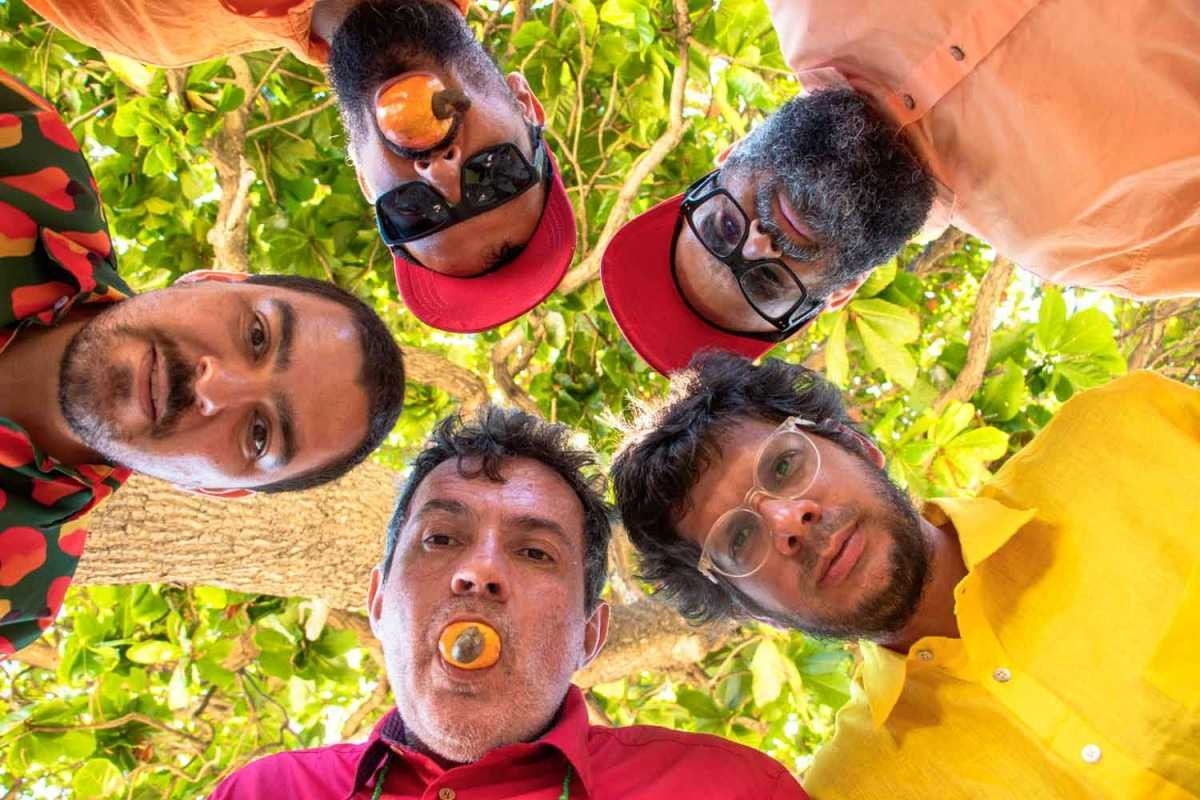 Mombojó lança o álbum 'Carne de caju' em homenagem a Alceu Valença
