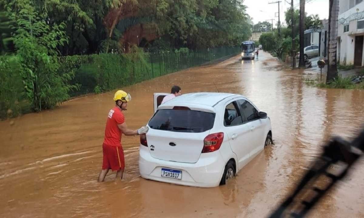 Primeiro os bombeiros resgataram o motorista que ficou dentro do carro -  (crédito: CBMMG)