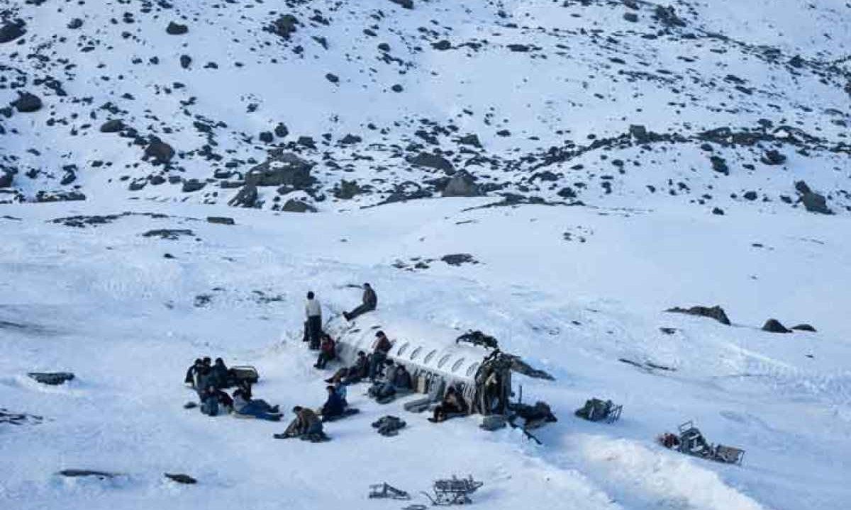 O longa espanhol que concorre ao Oscar de Filme Internacional reconstitui a história dos 16 passageiros que sobreviveram 72 dias nos Andes, após a queda de seu avião -  (crédito: Netflix/Divulgação)