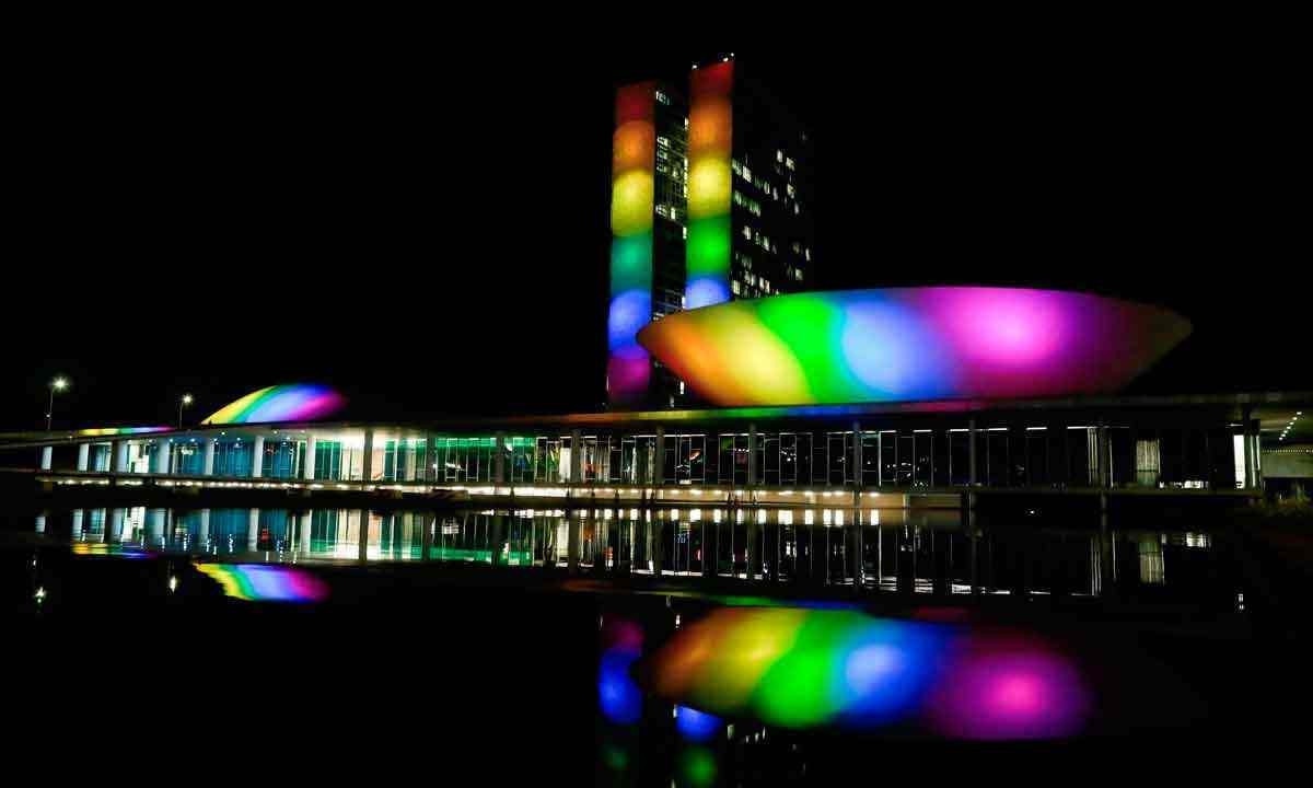 No Dia do Orgulho Gay, o Congresso Nacional é iluminado com as cores da bandeira LGBT+, no ano passado  -  (crédito: Sergio Lima 28.6.2023/ AFP)