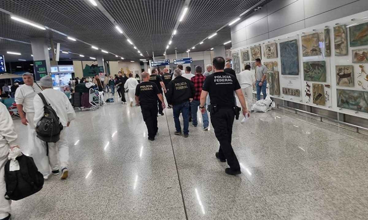 Cinco deportados dos EUA são presos ao desembarcarem em Confins