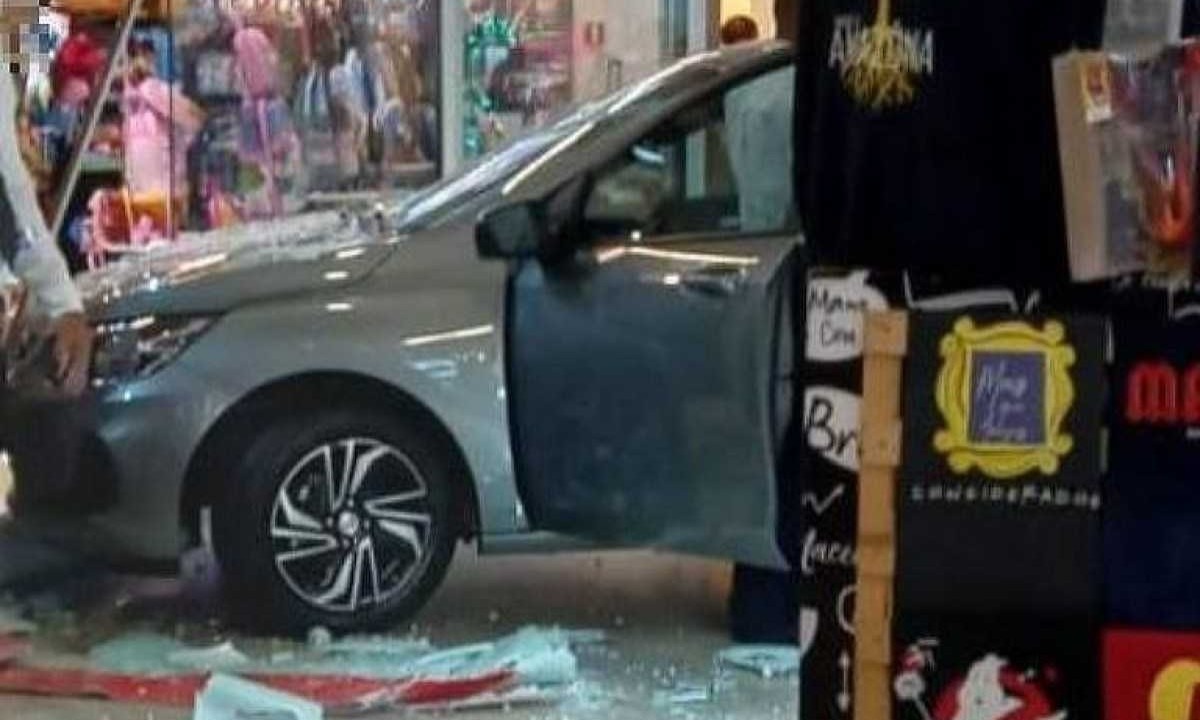 Carro e vidro da loja ficaram danificados -  (crédito: Reprodução/redes sociais)