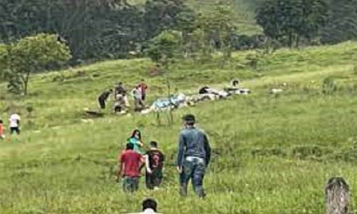 Um grupo e moradores da região correu para o local onde caiu a aeronave -  (crédito: Redes sociais)