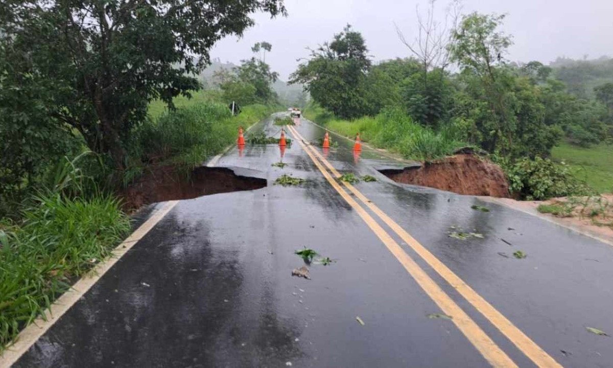 As fortes chuvas ‘escavaram’ a terra -  (crédito: Reprodução/ Redes Sociais )