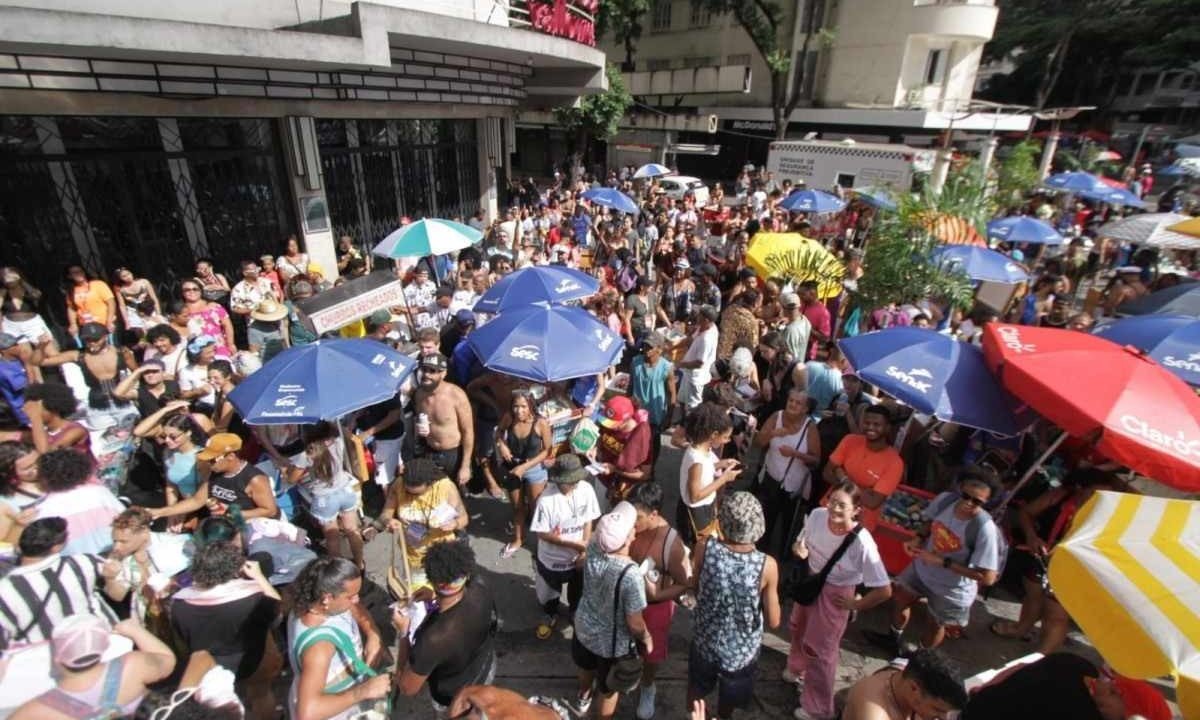 A concentra&ccedil;&atilde;o come&ccedil;ou &agrave;s 14h na Pra&ccedil;a Sete, em frente ao Cine Theatro Brasil Vallourec, e a sa&iacute;da, programada para &agrave;s 15h, atrasou um pouco -  (crédito: Ed&eacute;sio Ferreira/EM/D.A Press)