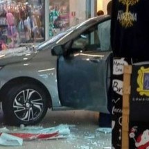 Mulher bate carro de exposição em loja de shopping - Reprodução/redes sociais