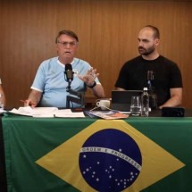 Carlos Bolsonaro, alvo da PF nesta segunda (29/1), está na praia com o pai - Reprodução YouTube