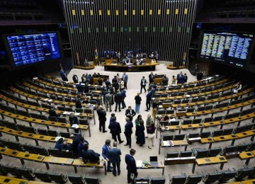 Plenário da Câmara: Divisão que existe na sociedade não encontra correspondência no partidos ou no Parlamento -  (crédito: EDILSON RODRIGUES/AGÊNCIA CÂMARA)