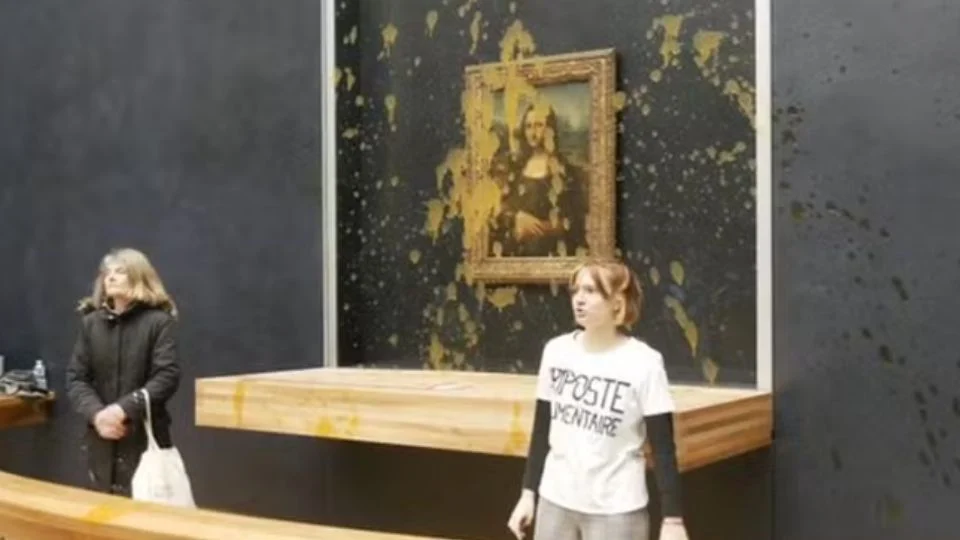 Ativistas jogam sopa contra a pintura 'Mona Lisa', no Museu do Louvre -  (crédito: Divulgação/Riposte Alimentaire)
