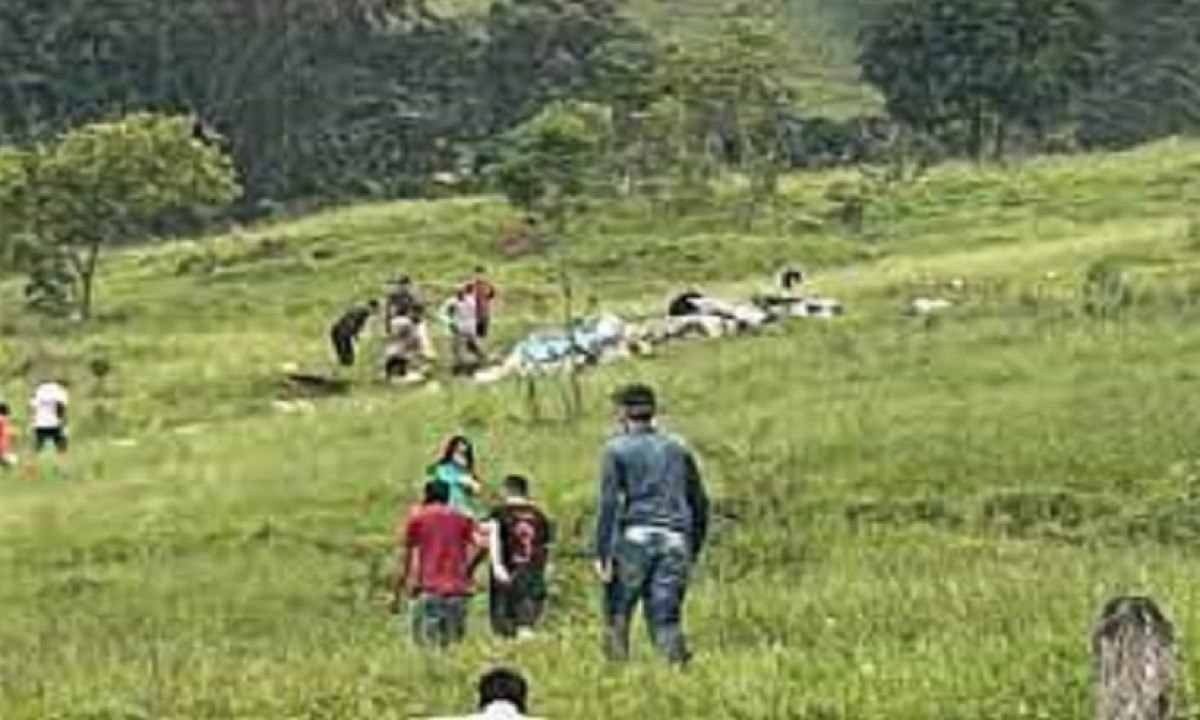 Um grupo e moradores da região correu para o local onde caiu a aeronave
