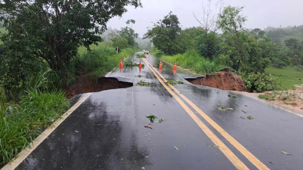 MG: trecho de estrada que custou R$ 88 milhões cede devido a chuvas