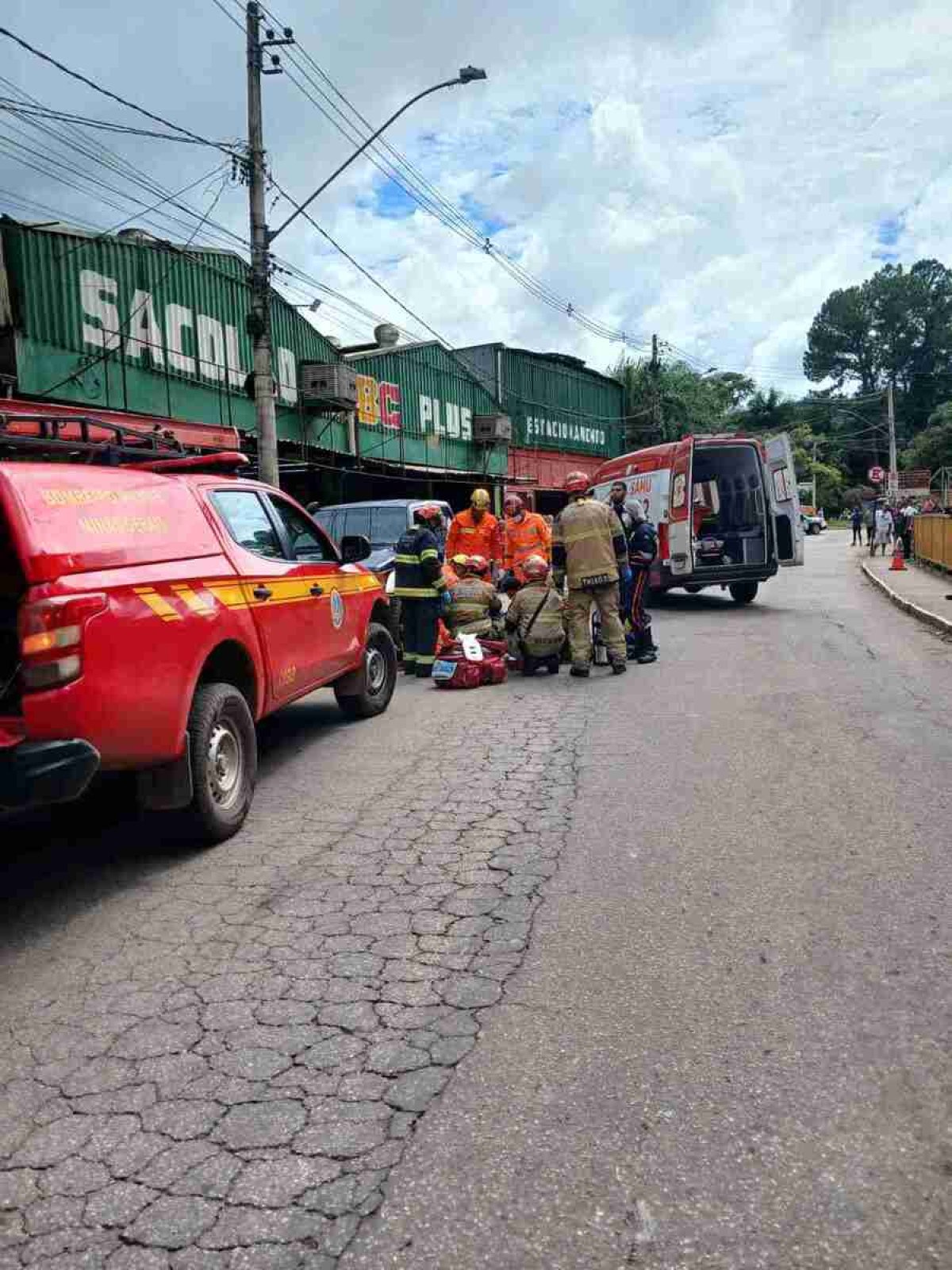 Homem morre atropelado ao sair do próprio carro em Sabará