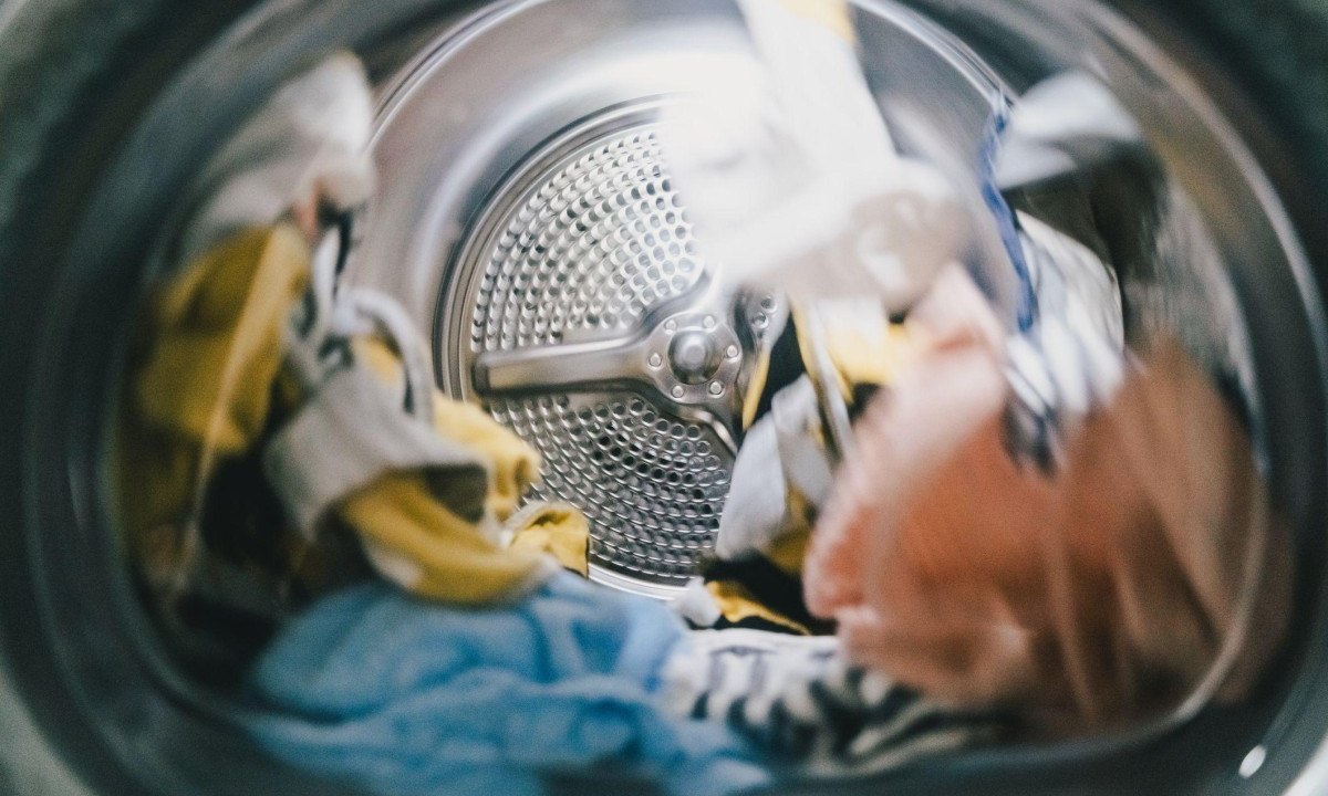 A máquina de lavar roupas é uma importante fonte de fibras de microplástico que acabam poluindo a água e o solo -  (crédito: Getty Images)