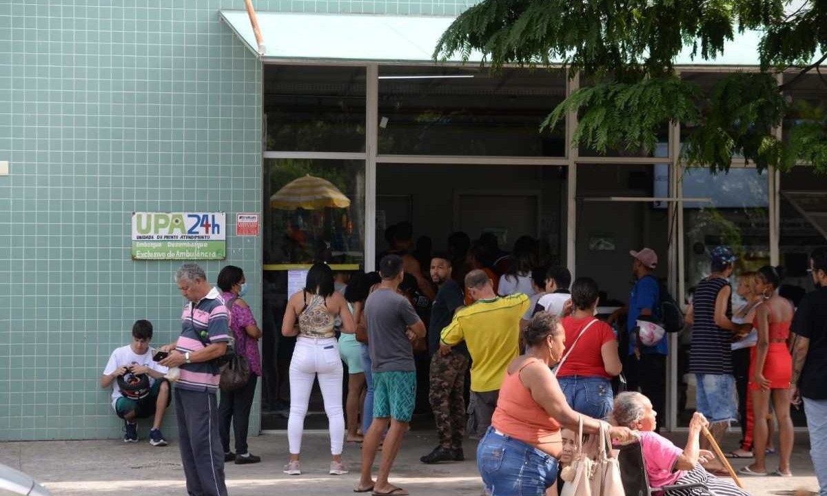 Centros de saúde estão lotando com o atendimento a casos de dengue -  (crédito: Tulio Santos/EM/D.A. Press)