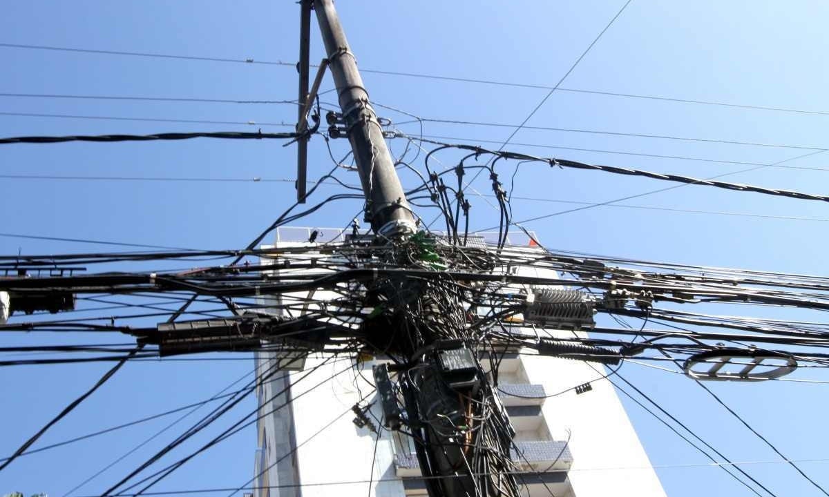 Postes da Cemig com muitos fios enrolados e desorganizados na Rua Grão Mogol, no Bairro Sion, em BH, em abril de 2022 -  (crédito:  Jair Amaral/EM/D.A Press - 19/04/2022)