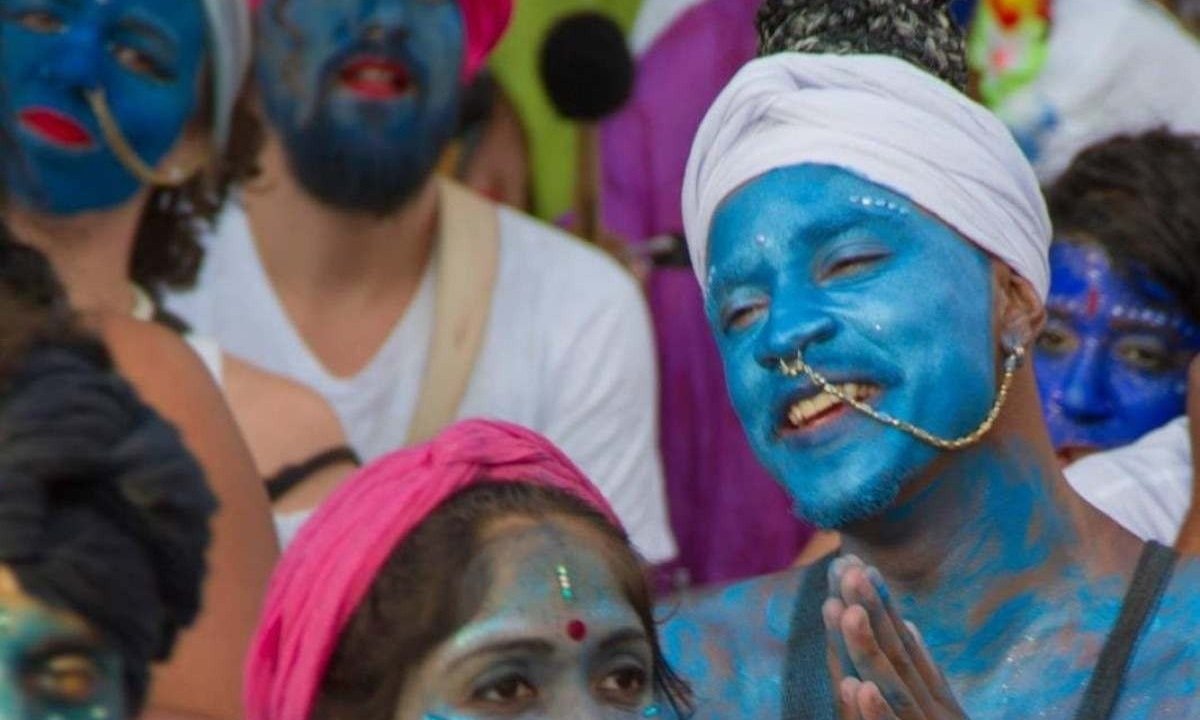 No bloco Pena de Pavão os foliões se pintam de azul -  (crédito: Filipe Galgani - Divulgação)