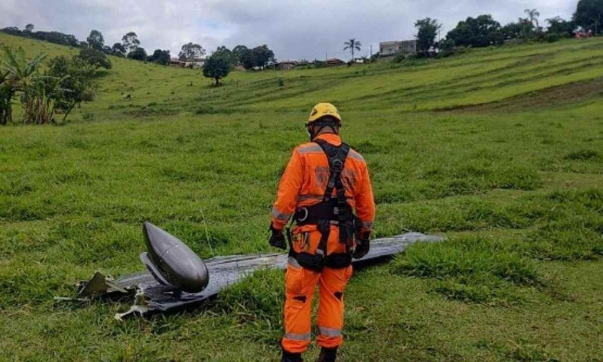 Avião que caiu no interior de MG teria partido ao meio?