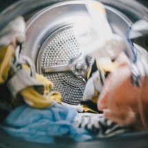 Lavar roupa é uma das maiores fontes de microplásticos: o que fazer para evitar? - Getty Images