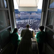 Bênção a casais LGBTQIA+: Papa diz não temer reação conservadora da Igreja - Imprensa do Vaticano/Divulgação via Reuters