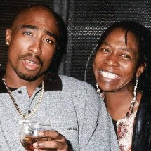 Biografia revela a intensa relação de Tupac Shakur com a mãe, Afeni - Reprodução