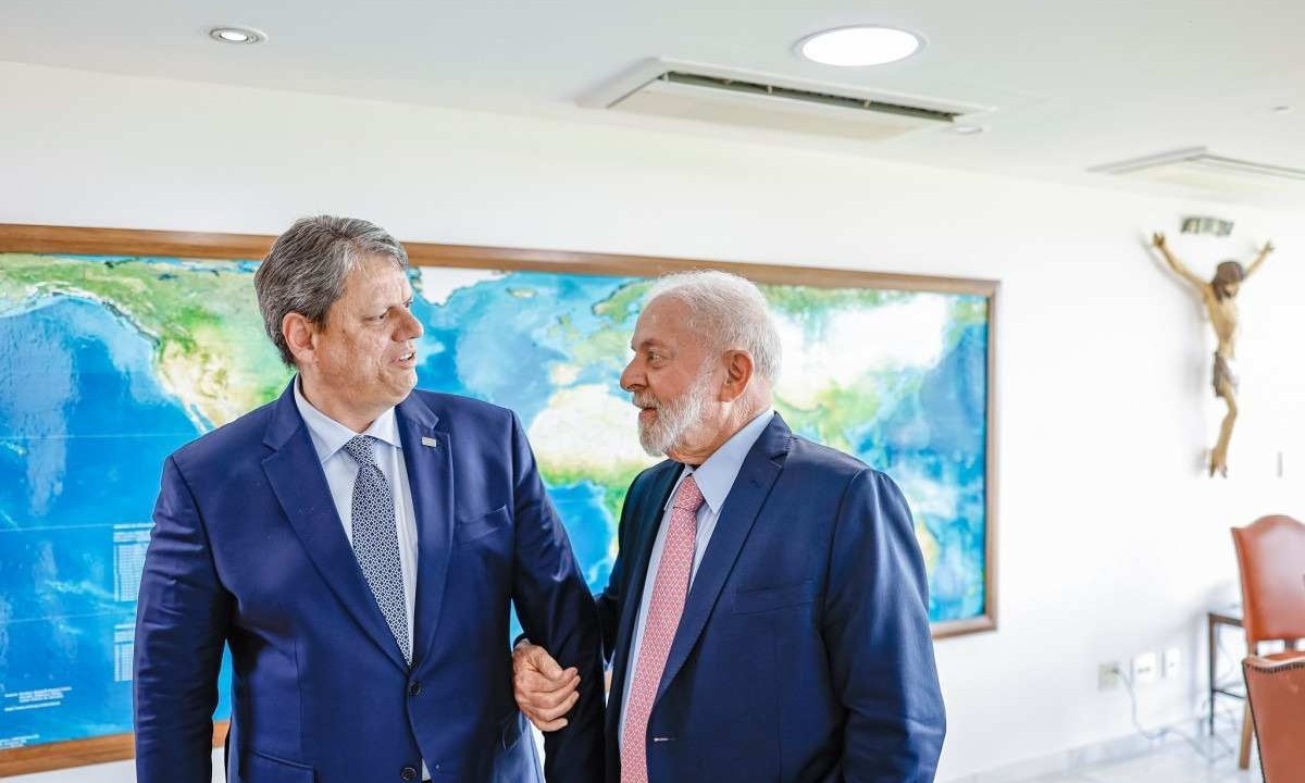 O presidente Lula com o governador de São Paulo, Tarcísio de Freitas: acerto para a construção do túnel Santos-Guarujá -  (crédito: Ricardo Stuckert / PR)