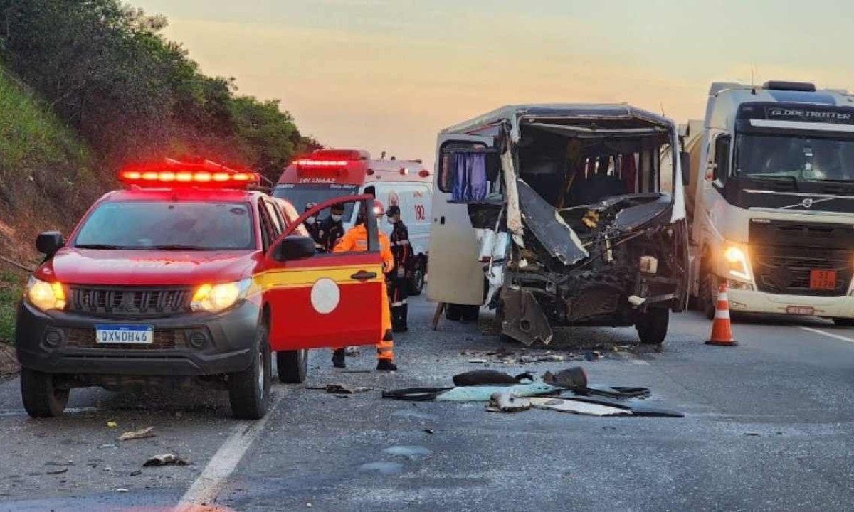 Um passageiros do ônibus, de 60 anos, foi resgatado com traumatismo craniano e em estado grave -  (crédito: CBMMG)