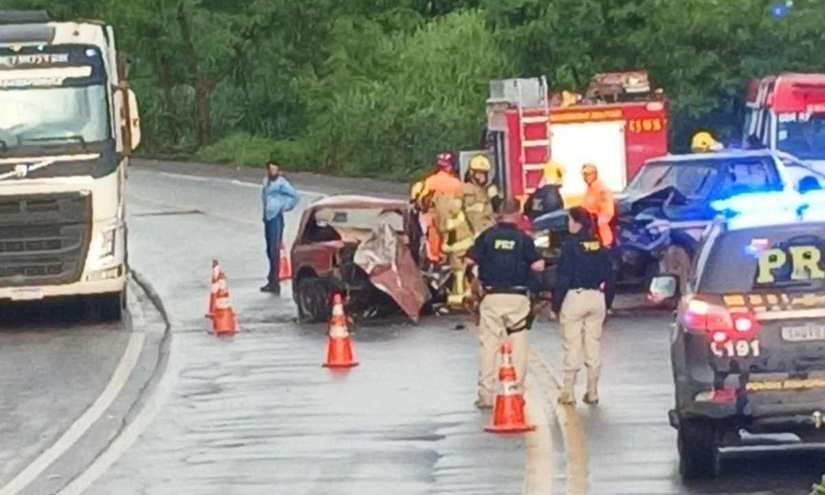 Batida entre carros deixou dois mortos na BR-381, no interior de Minas -  (crédito: Corpo de Bombeiros/Divulgação)