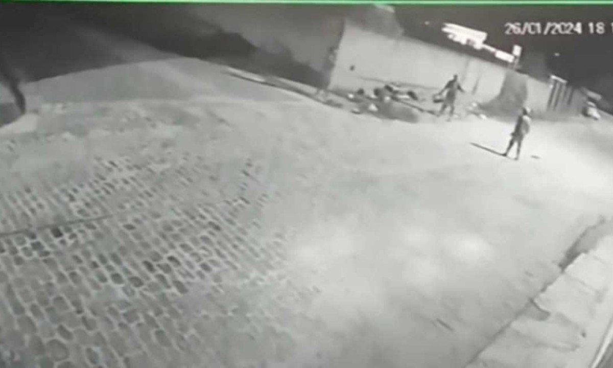 Câmeras de monitoramento na rua registraram o momento em que os dois homens se agridem -  (crédito: Câmera de monitoramento/Reprodução)