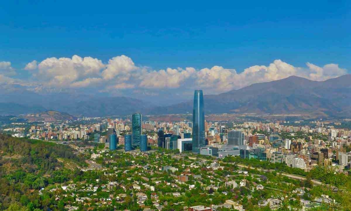 Duas cidades do país sul-americano te esperam nas férias. A capital Santiago apresenta belezas naturais, edifícios históricos e modernos, além de excelentes restaurantes. Já Valparaíso, terra natal do poeta Pablo Neruda e patrimônio pela Unesco, encanta pelas artes -  (crédito:   Pixabay)