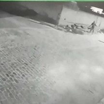 Homem espancado a pauladas em Minas está em estado grave; veja vídeo  - Câmera de monitoramento/Reprodução