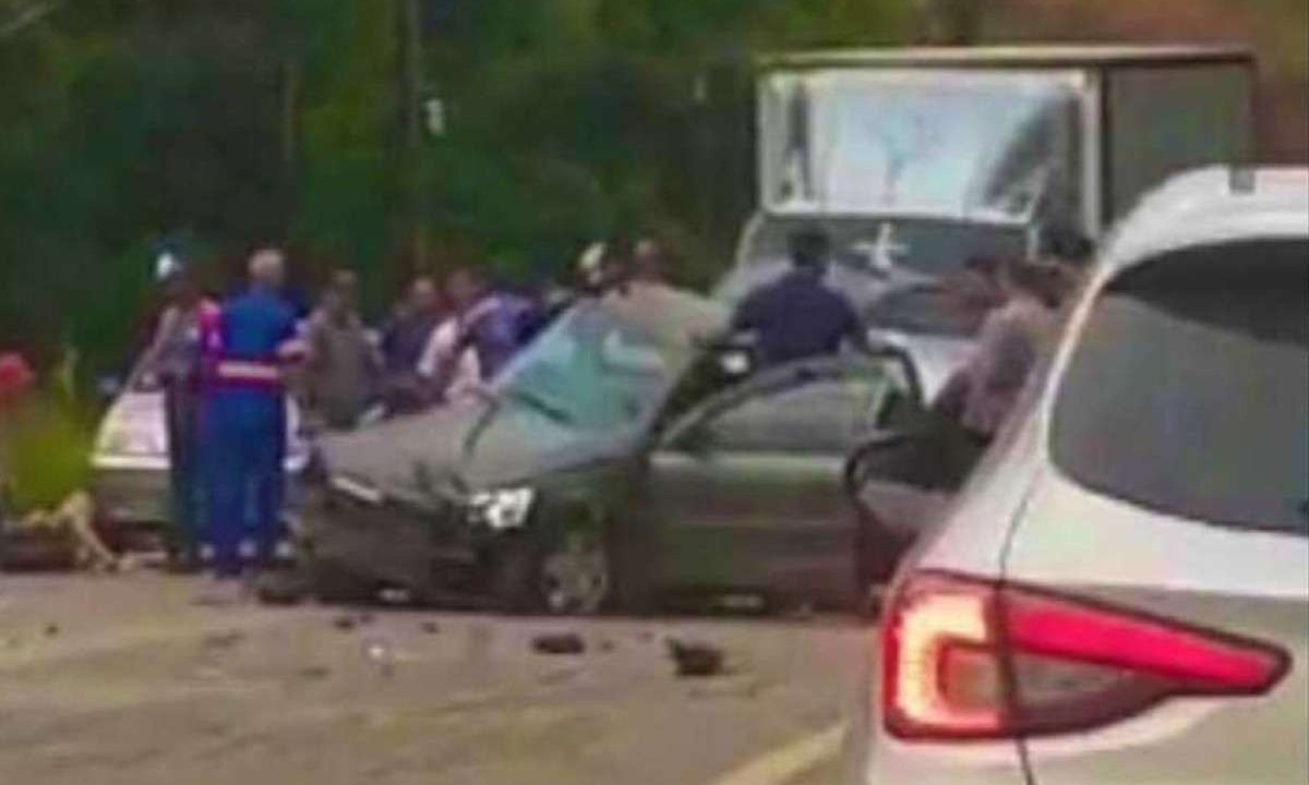 Batida entre carro e caminhão matou uma pessoa e deixou duas feridas -  (crédito: Redes Sociais/Reprodução)