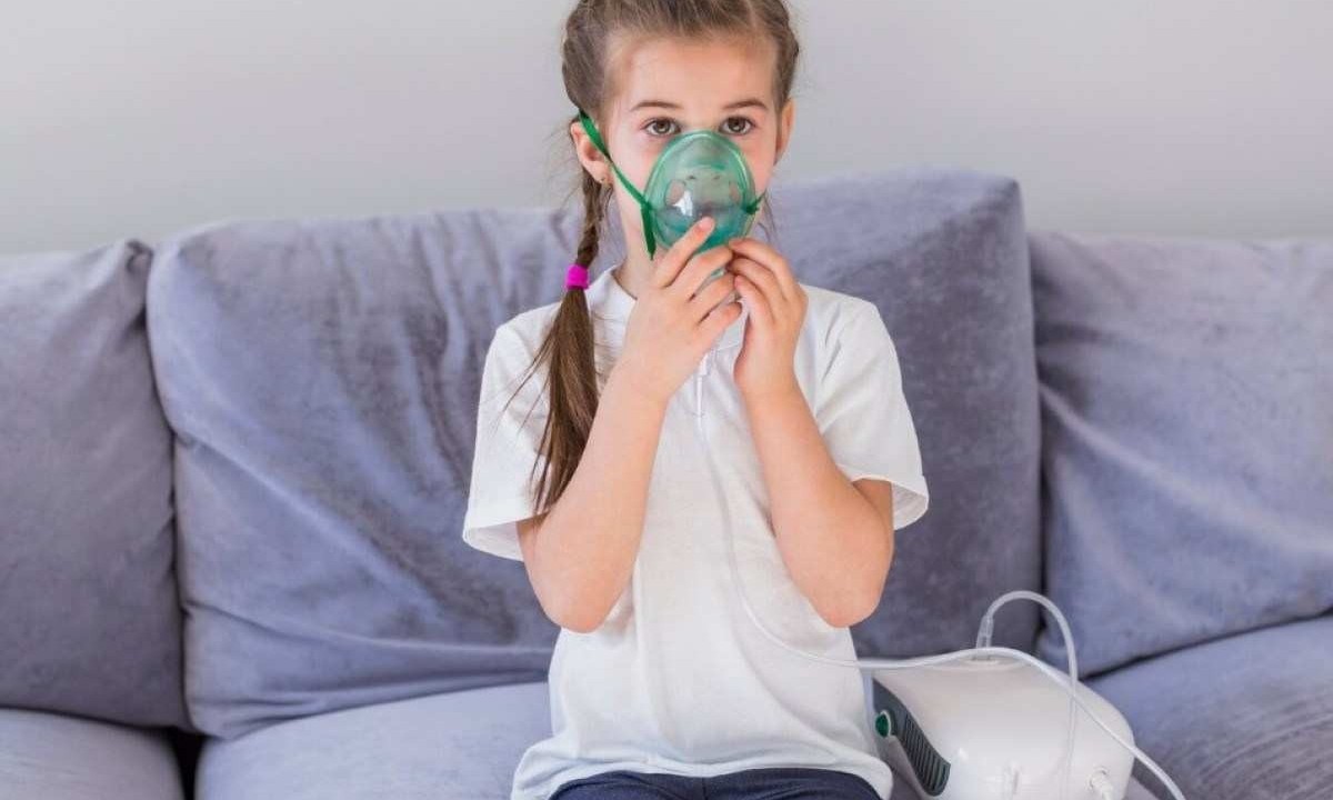 O volta às aulas pode ser mais tranquilo para as crianças propensas a doenças respiratórias com o uso adequado de inaladores -  (crédito: Freepik)