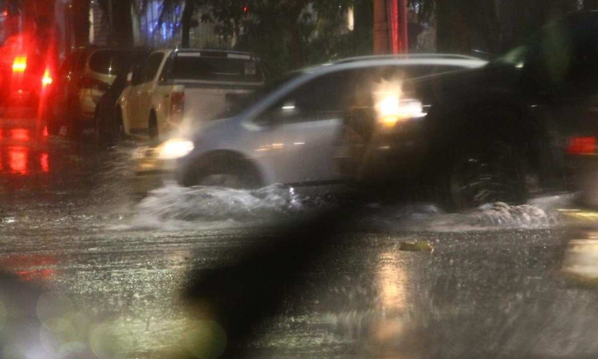 Chuva forte causou alagamentos em vias no Barreiro, em BH -  (crédito: Marcos Vieira/EM/D.A.Press)