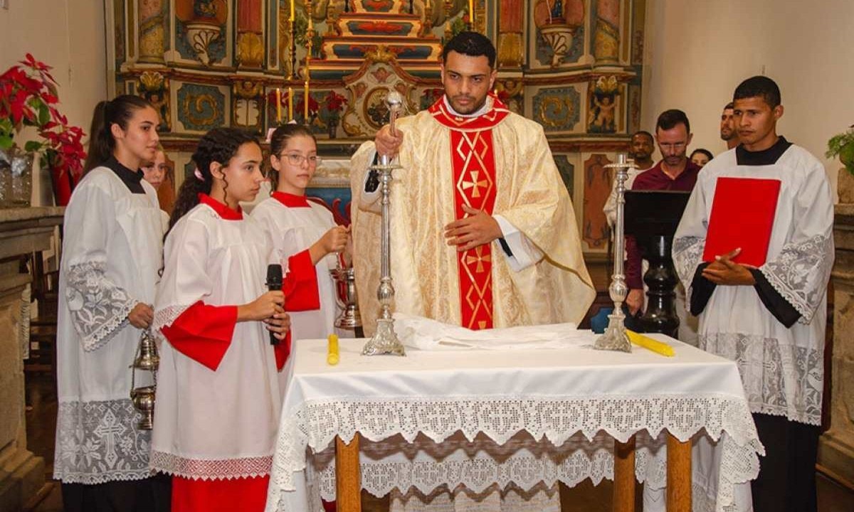 Padre Sérgio Francisco, da Paróquia
Senhor do Bonfim, celebrou missa e abençoou os dois objetos de fé -  (crédito: CAMILA SOARES/MPMG/DIVULGAÇÃO)