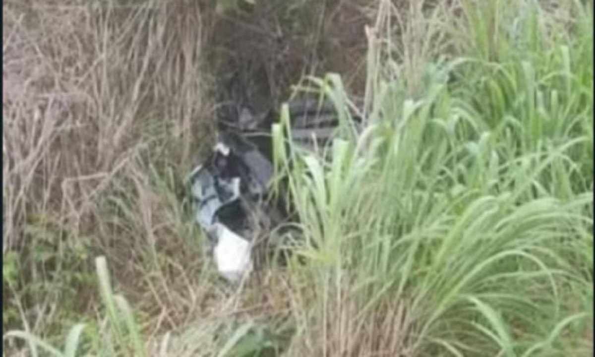 Corpo de vítima foi encontrado em meio ao matagal, às margens da MG-400, em Buritis -  (crédito: PMMG)