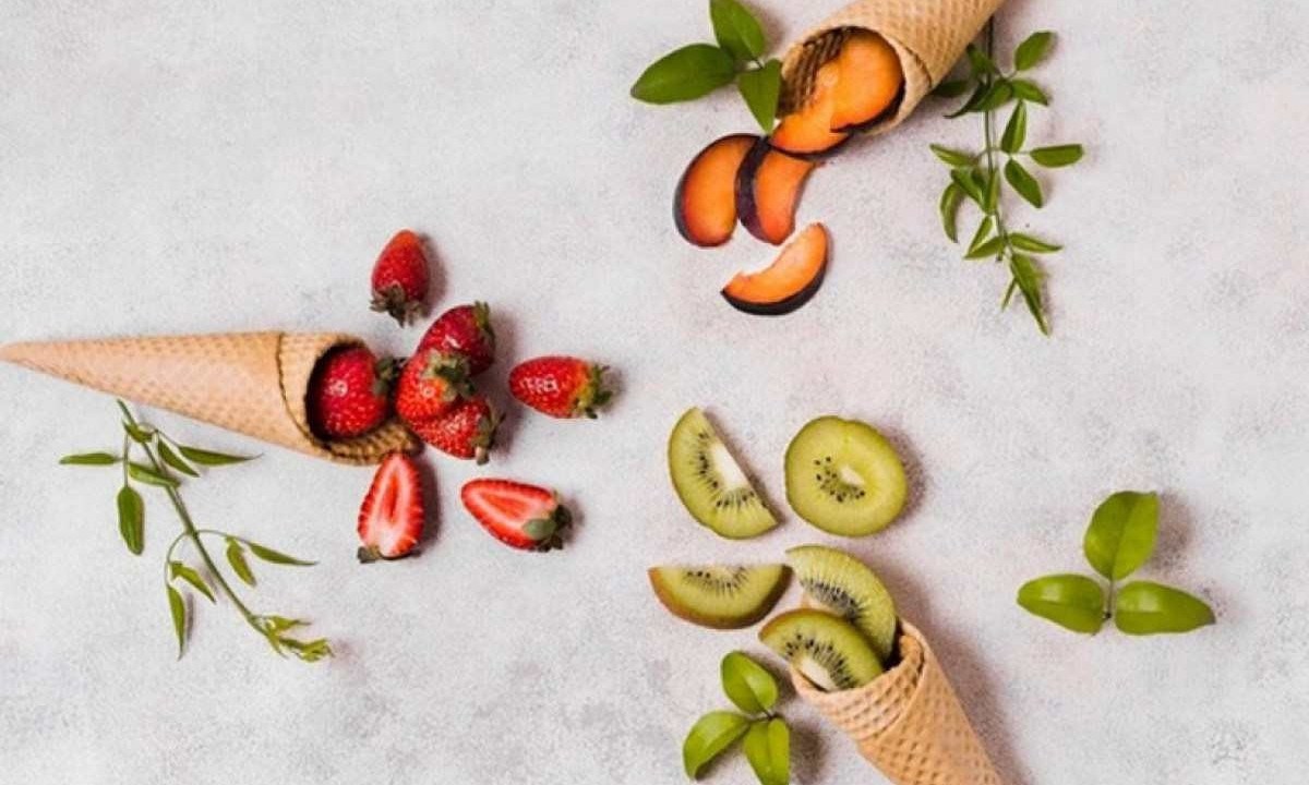 Com criatividade, é possível saborear sobremesas sem prejudicar a saúde, com alternativas preparadas com frutas e produtos naturais -  (crédito: Freepik)