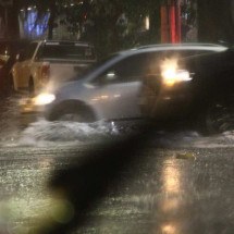 Avenida Amazonas alaga com chuva e lixo fica boiando; veja vídeo - Marcos Vieira/EM/D.A.Press