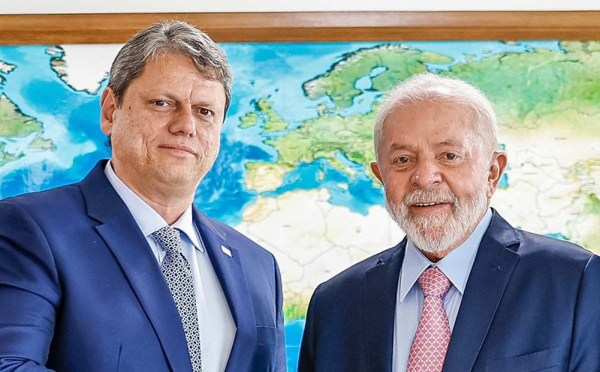 Conversa entre Lula e Tarcísio tem 'clima leve' e futebol