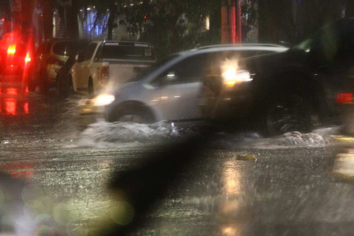 Avenida Amazonas alaga com chuva e lixo fica boiando; veja vídeo