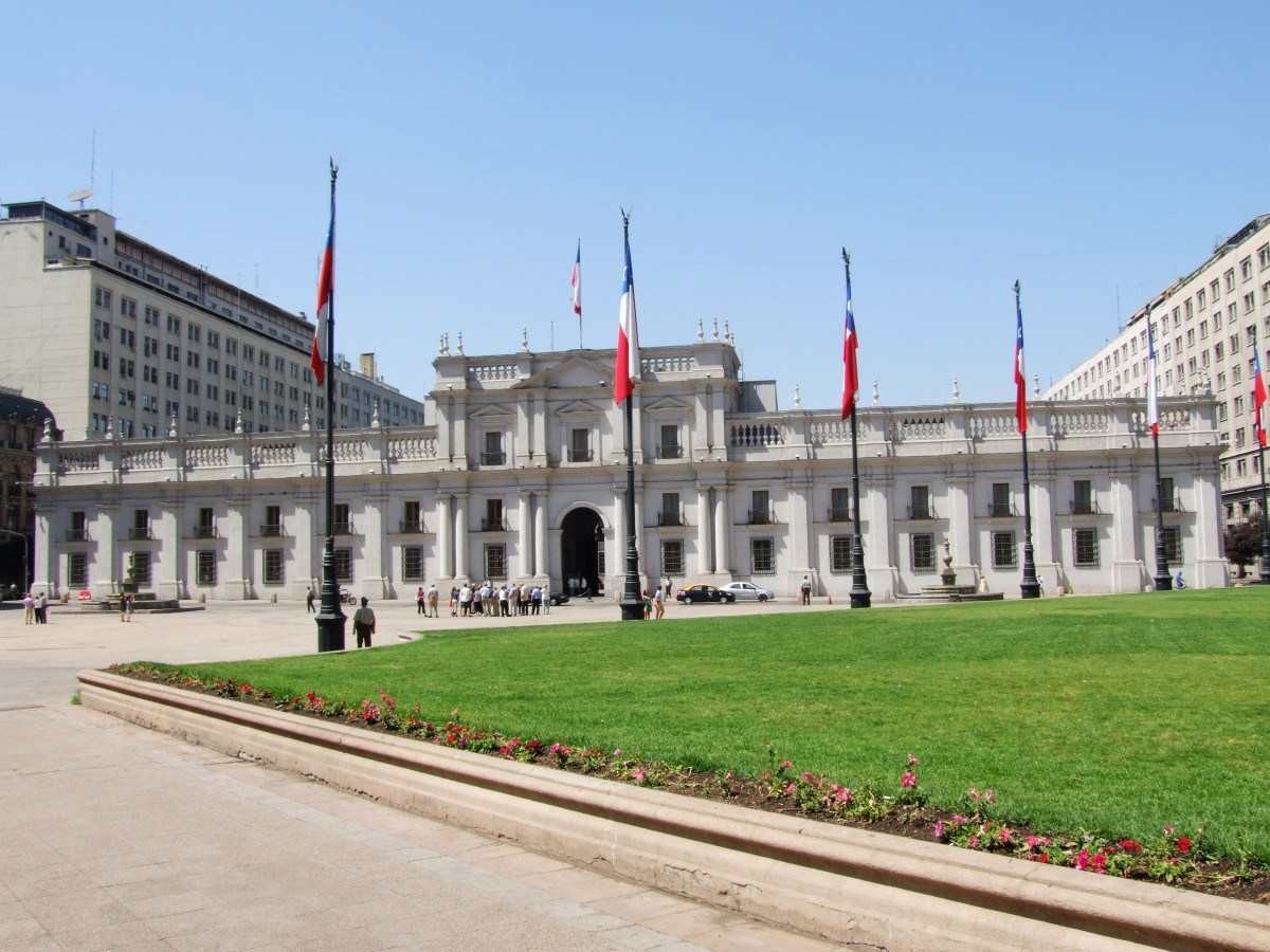  Palácio de La Moneda, sede do governo e local histórico na capital chilena        