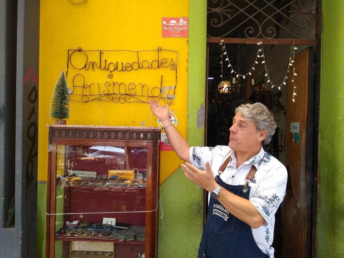 Cristián Arismendi Barros tem de tudo na sua loja no bairro Itália: de cerâmicas originais chilenas a revistas de futebol 