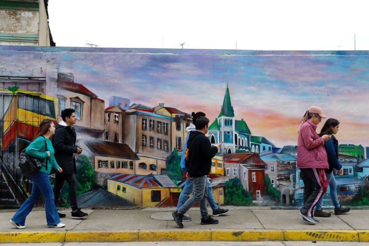 Não à toa que Valparaíso é conhecida como a capital da arte urbana. Grafites colorem ruas e muros da cidade costeira