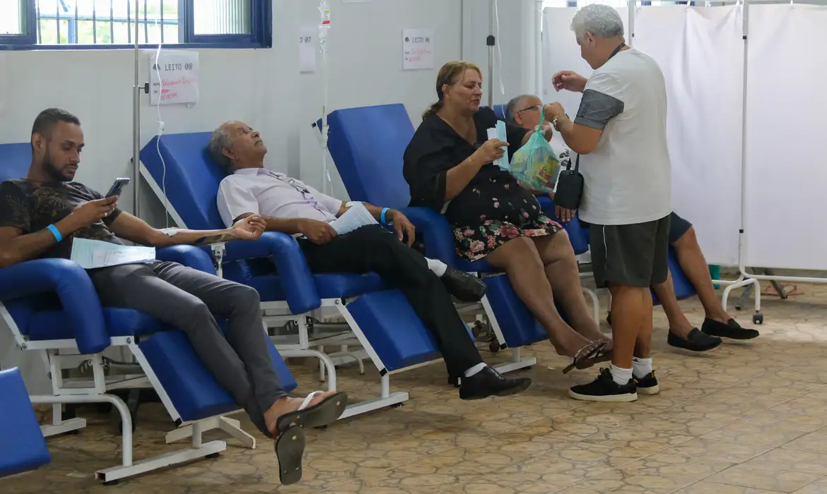 Hidratação é palavra de ordem, diz secretária de Saúde sobre dengue  -  (crédito: EBC - Saúde)
