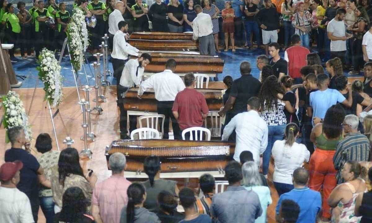 Os quatro corpos foram velados em ginásio de Paracatu, onde foram sepultados -  (crédito: Ed Alves/CB/DA PRESS)