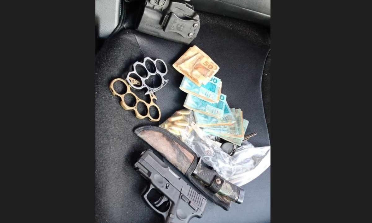 Dentro de um dos automóveis havia uma arma de fogo, uma faca, socos ingleses e a quantia em dinheiro de R$ 5 mil -  (crédito: PMMG/Divulgação)